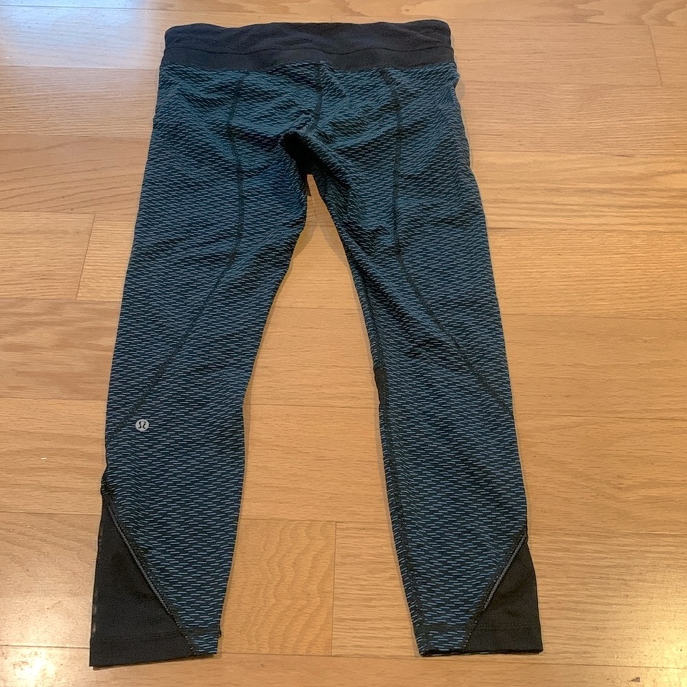 EUC Lululemon 3/4 leggings zip pockets reflective running mesh detail at bottom